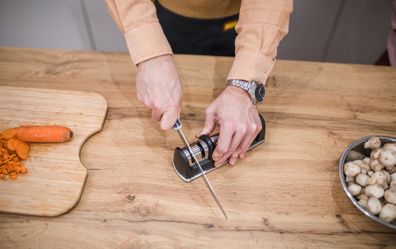Кому та в який час заборонено гострити ножі: норми, які краще не порушувати